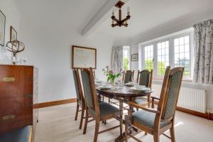 ein Esszimmer mit Tisch und Stühlen in der Unterkunft Rockmount in Saint Margaretʼs at Cliffe