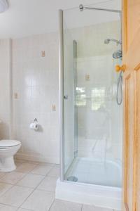 ein Badezimmer mit Dusche und Toilette in der Unterkunft Rockmount in Saint Margaretʼs at Cliffe + 11 Fotos