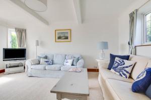 ein Wohnzimmer mit Sofa und Fernseher in der Unterkunft Rockmount in Saint Margaretʼs at Cliffe