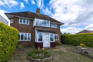 ein Backsteinhaus mit einer weißen Tür in der Unterkunft Rockmount in Saint Margaretʼs at Cliffe