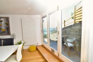 ein Wohnzimmer mit Blick auf das Meer in der Unterkunft 3 Little Beach in Woolacombe