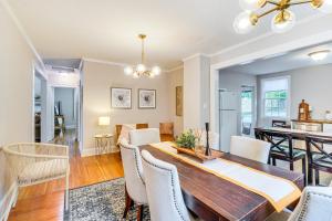 Khu vực ghế ngồi tại Cookout Ready Walkable Home in Bearden Village