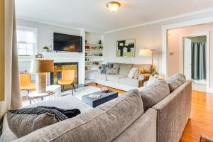 Khu vực ghế ngồi tại Cookout Ready Walkable Home in Bearden Village