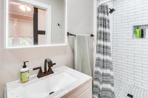 Phòng tắm tại Cookout Ready Walkable Home in Bearden Village +23 ảnh