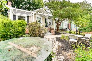 Vườn quanh Cookout Ready Walkable Home in Bearden Village
