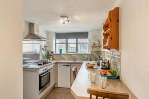 - une cuisine avec des appareils électroménagers blancs et un comptoir dans l'établissement The Cottage - Bellman House, à Crook