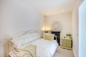 En eller flere senge i et værelse på Primrose Cosy Cottage