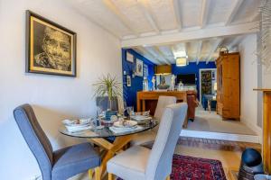 Et opholdsområde på Primrose Cosy Cottage