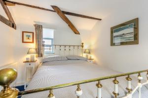 une chambre avec un lit dans une pièce dans l'établissement The Cottage - Bellman House, à Crook