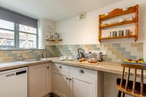 une cuisine avec un évier et un plan de travail dans l'établissement The Cottage - Bellman House, à Crook 11 autres photos