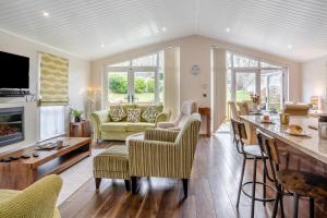 Ruang duduk di The Beech House Lodge - New Quay