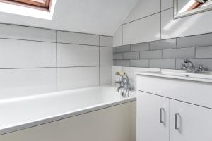 Koupelna v ubytování Dairy Cottage + 19 fotografií