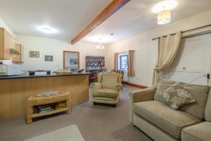 Lark Rise Cottage - 3 White Hoe Farm في Kirton in Lindsey: غرفة معيشة بها أريكة وطاولة