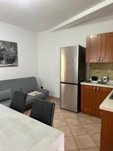 Kuchyň nebo kuchyňský kout v ubytování Apartment Nina with private pool