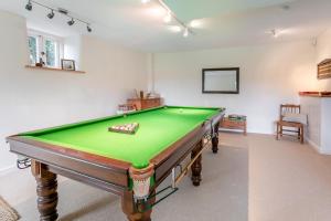 Biliár nebo kulečník v ubytování Gilly Barn