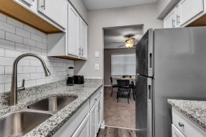 ダーラムにあるCharming King 2BR Suite in Research Triangle Parkのシンクと冷蔵庫付きのキッチン