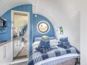 Ένα ή περισσότερα κρεβάτια σε δωμάτιο στο 1 Bed in St Davids 62569