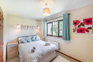 En eller flere senge i et værelse på 2 Bed in Woolacombe oc-s29499 + 24 billeder