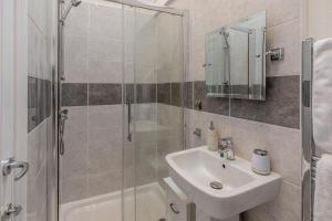 Un baño de Knill Cottage West 17 fotos más