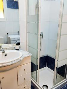 un bagno con doccia e lavandino di Casa Girasol a Los Cristianos