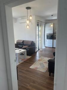 ein Wohnzimmer mit Sofa und Tisch in der Unterkunft Ars Dobra Voda in Dobra Voda