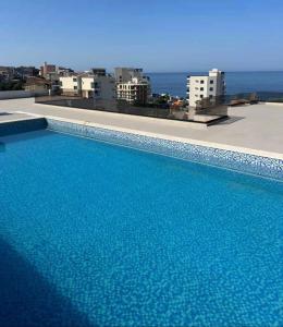 ein großer blauer Swimmingpool auf einem Gebäude in der Unterkunft Ars Dobra Voda in Dobra Voda