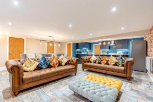 ウィットビーにあるThe Admirals Room - Whitbyの- リビングルームのブラウンレザーソファ2台