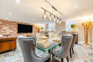 ウィットビーにあるThe Admirals Room - Whitbyのダイニングルーム(ガラスのテーブル、椅子付)