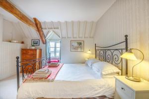 een slaapkamer met een bed en een bureau met een lamp bij 1 Bed in Chedworth oc-o30916 in Chedworth