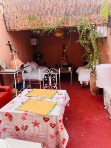 Zimmer mit 2 Betten und einem Tisch mit einer Decke in der Unterkunft Hannah House Marrakech in Marrakesch
