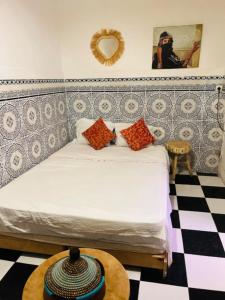 ein Schlafzimmer mit einem Bett und einem Schachbrettboden in der Unterkunft Hannah House Marrakech in Marrakesch + 10 Fotos
