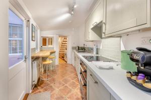 Kuchyň nebo kuchyňský kout v ubytování Back Beach Cottage