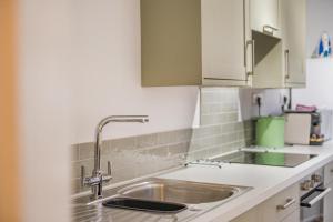 Kuchyň nebo kuchyňský kout v ubytování Back Beach Cottage + 19 fotografií