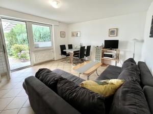 a living room with a couch and a table at Malerisches Ferienhaus in Reil in Reil