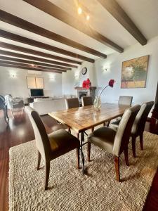 Un comedor con mesa y sillas de madera. en Profithome - La Palma Sunset Villa, en Puntallana 40 fotos más