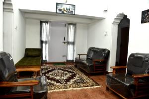 Un lugar para sentarse en Mountain Villa Ooty Rooms