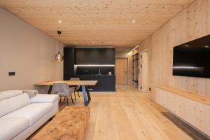 a living room with a couch and a table at Munt Dolomiti Farm in Plancios