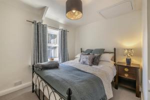 un dormitorio con una cama y una ventana en Cherry Tree Cottage - Langthwaite, en Low Eskcleth