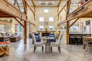 Χώρος καθιστικού στο Private Ponds and Trails Hillsboro Nature Retreat!