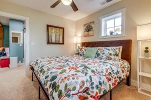 Ένα ή περισσότερα κρεβάτια σε δωμάτιο στο Private Ponds and Trails Hillsboro Nature Retreat!