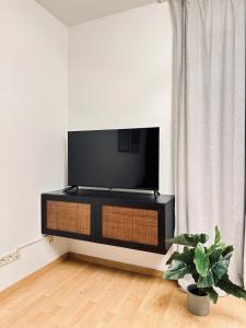 a living room with a flat screen tv on a stand at Appartment am Bahnhof Mitte in Dresden