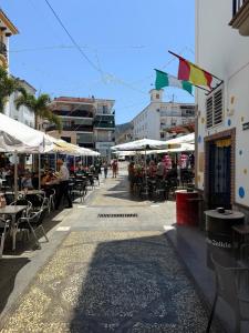 アラウリン・デ・ラ・トレにあるÁtico by Alhaurín Loft City Centerのテーブル・椅子・傘付き通り