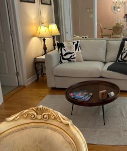 Imagen de la galería de ApartHotelMontreal by Les Terrasses Saint Urbain 2225I2, en Montreal 237 fotos más