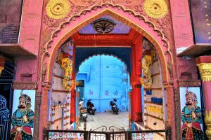 an entrance to a building with an archway at SAJI SANWRI Heritage Inn Haveli in Jodhpur