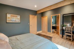 Giường trong phòng chung tại Fox Cottage