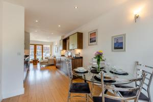 Köök või kööginurk majutusasutuses Swan House