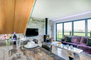 Μια τηλεόραση ή/και κέντρο ψυχαγωγίας στο Driftwood Cottage - East Cliff