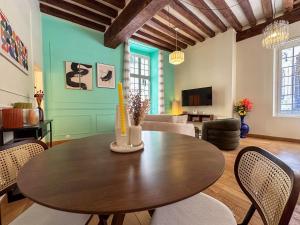 Μια τηλεόραση ή/και κέντρο ψυχαγωγίας στο VitraNova – Face à la cathédrale de Chartres