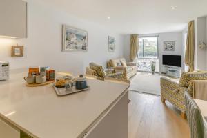 TV a/nebo společenská místnost v ubytování 11 The Old Station Masters House