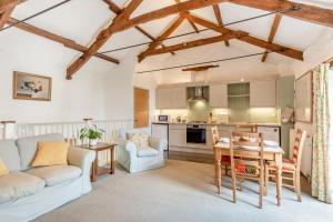 una sala de estar con un sofá y una mesa en The Granary, en Lewannick 19 fotos más